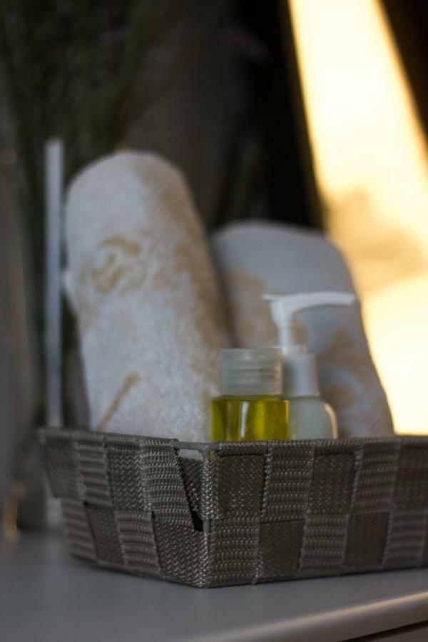 Bed and Breakfast A Due Passi Dal Lumiere Bolonia Exterior foto