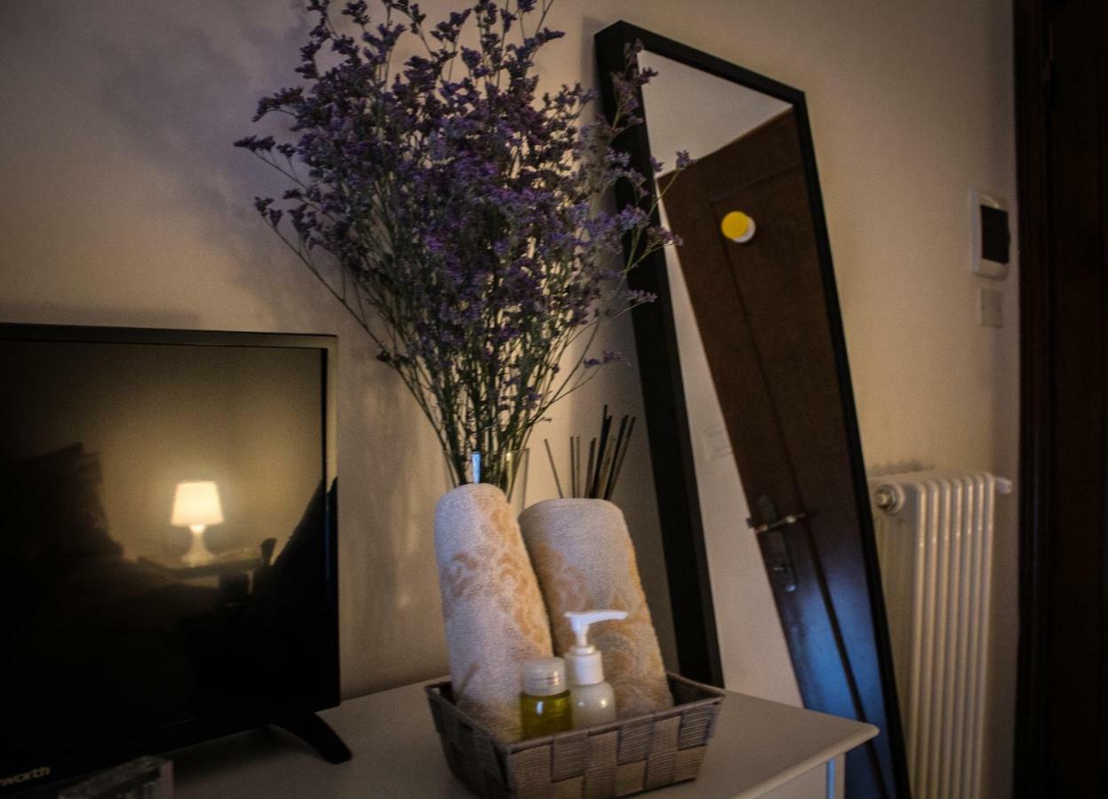 Bed and Breakfast A Due Passi Dal Lumiere Bolonia Exterior foto