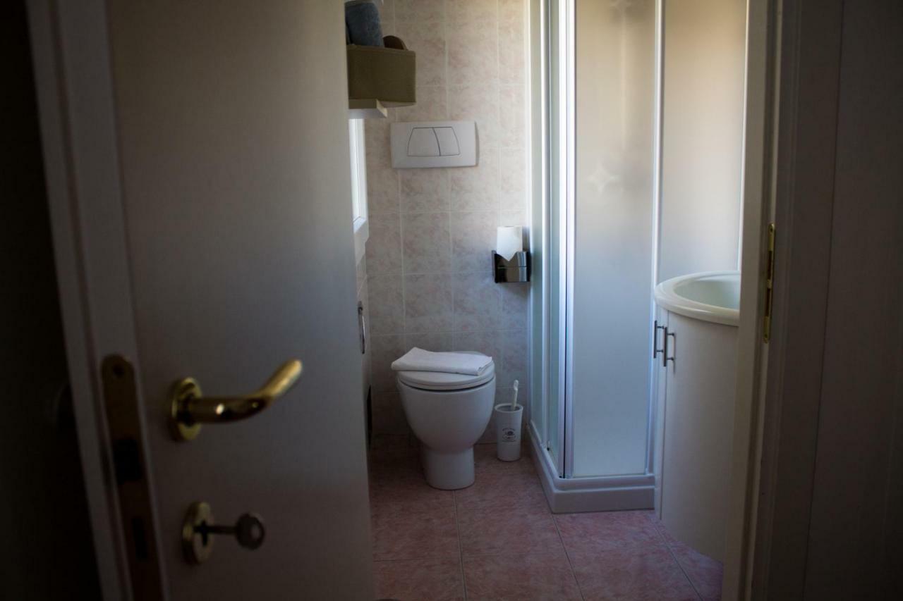 Bed and Breakfast A Due Passi Dal Lumiere Bolonia Exterior foto
