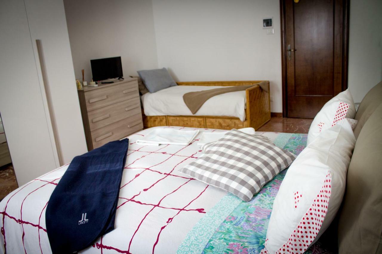 Bed and Breakfast A Due Passi Dal Lumiere Bolonia Exterior foto